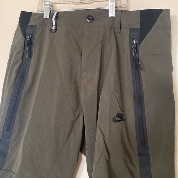 Nike menswear multi functional short pants. Lightweight, khaki and cool wear. - Picture 2 of 12